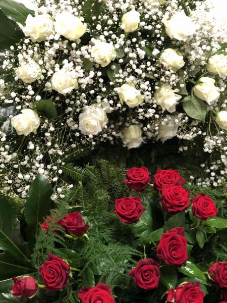 Biała i czerwona róża z gipsówka