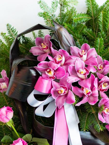 Róża z fioletowym cymbidium