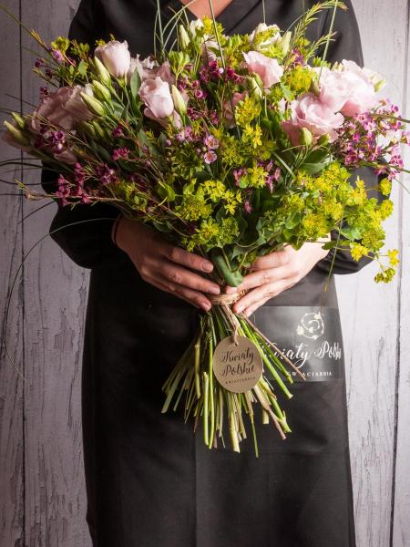 Różowa Eustoma z dodatkami
