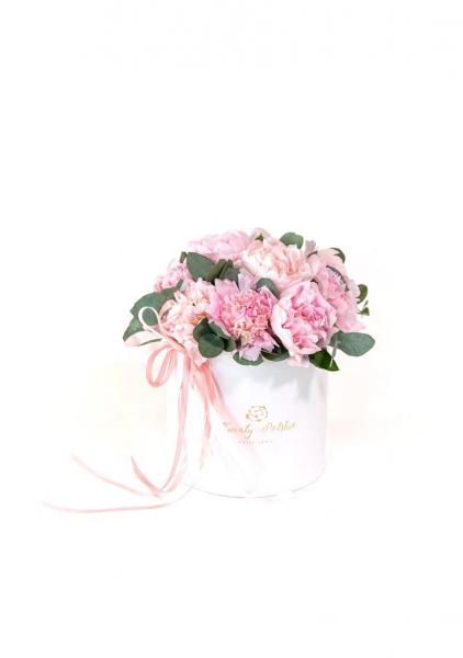 Różowe peonie w białym pudełku